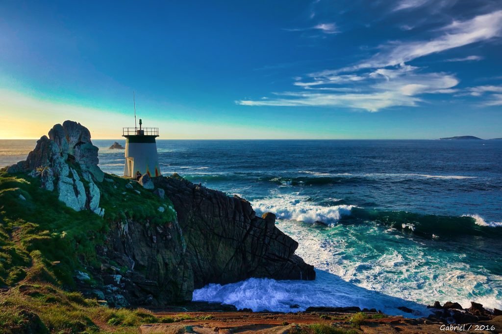 Faro de Punta Couso y mar abierto - Vista panorámica de la costa de la aldea de Vilanova