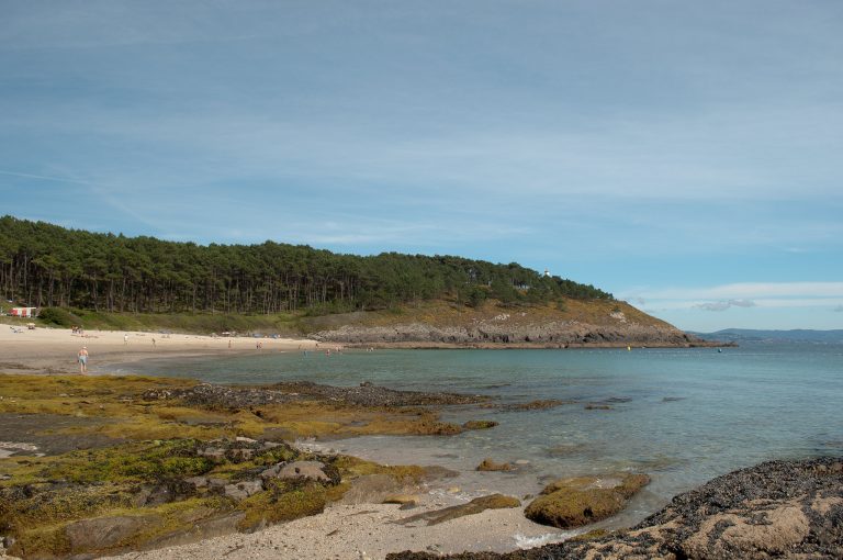 Cala de Melide vista lateral - Playa virgen y entorno boscoso en la Costa da Vela.